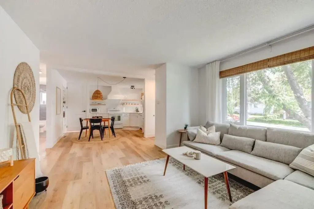The Elm, 4 Bed Bungalow with Backyard and Firepit
