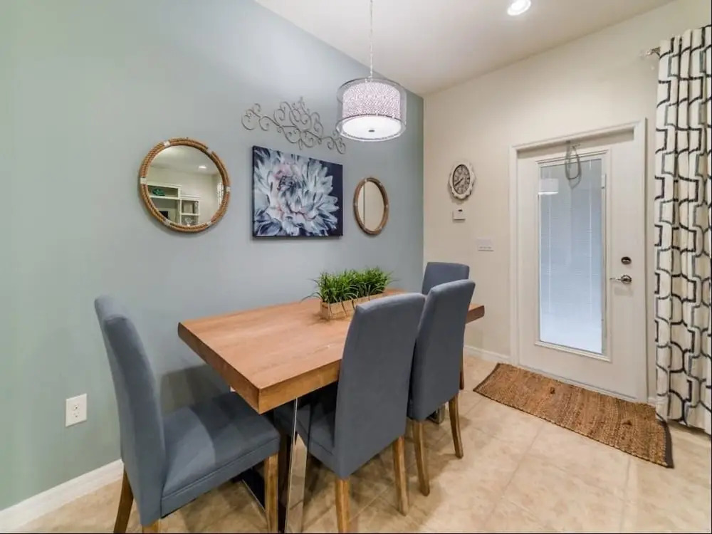 Splendid Windsor Home 5 Bedroom Townhome With Private Pool