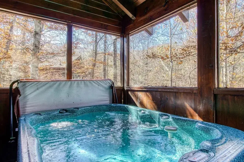 ER84 - Serenity Summit - Great location, Close to all the action! cabin