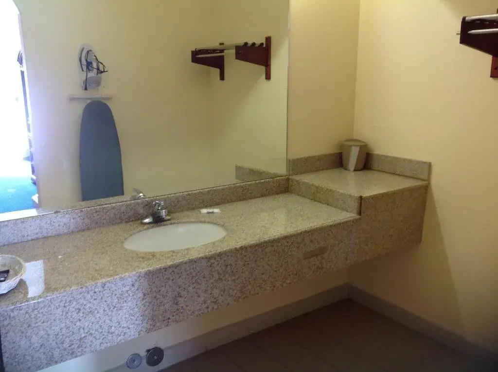 Hometowner Inn And Suites