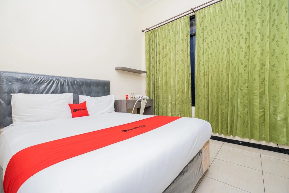 RedDoorz Plus @ Grace Residence Surabaya