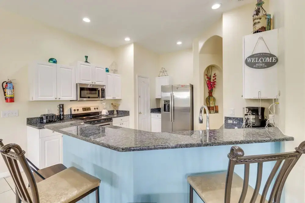 Lanai & Pool: Spacious Villa Near Disney