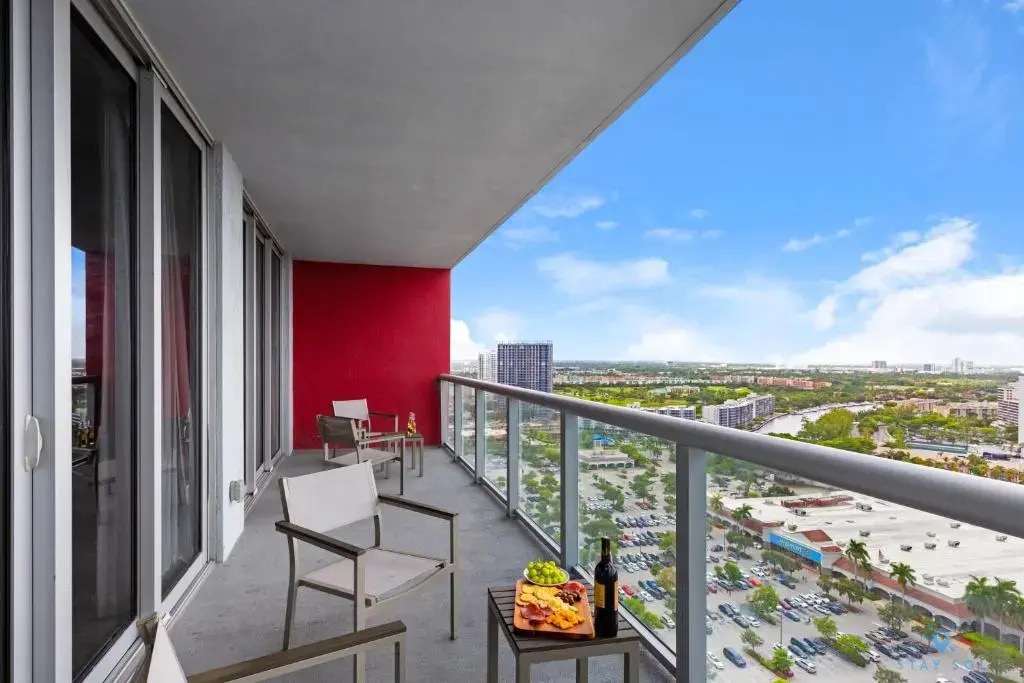 MODERN Resort BALCONY ENDLESS VIEWS Resort w POOL 2BR 2 BR