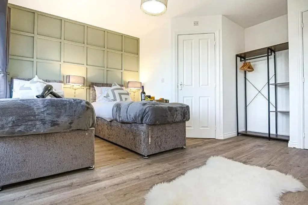 Luxury 5 Bedroom 3 Bathroom House with Smart TVs, Super Fast Wifi, Free Parking and Garden by Yoko Property