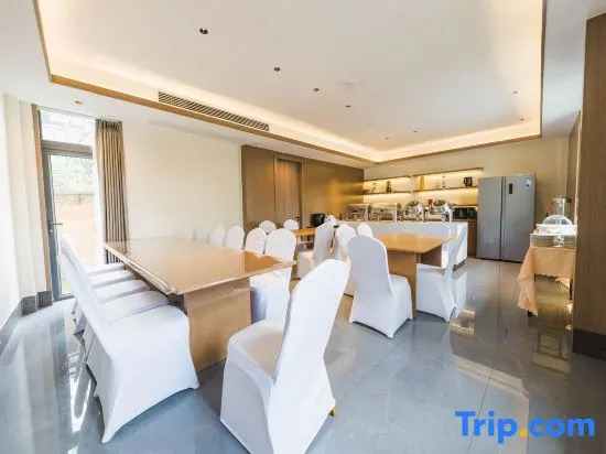 Songfengju Courtyard Hotel (Xingyi Wanfenglin Airport & High-speed Railway Station Branch)