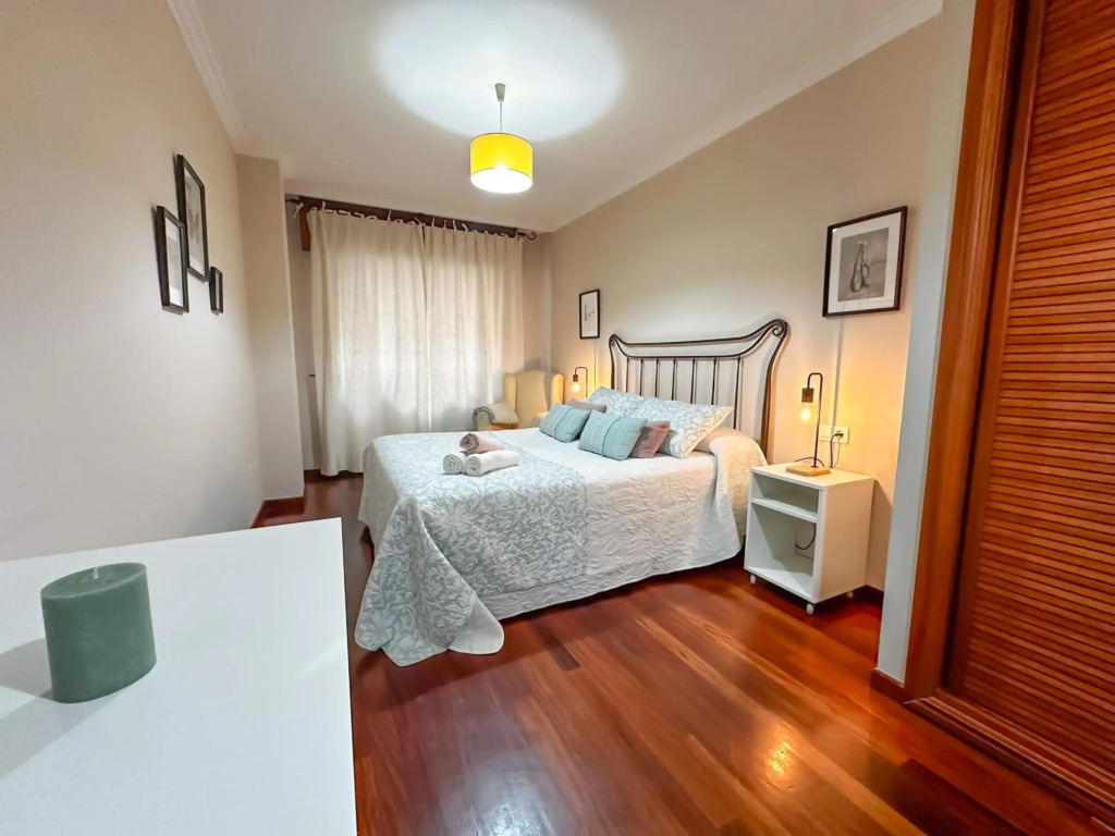 Apartamento completo, amplio, muy iluminado y con plaza de garaje incluida.
