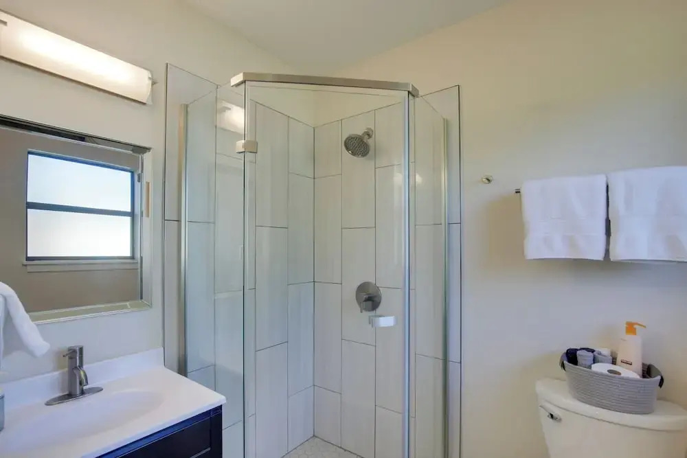 Bright & Modern Texas Getaway - 7 Mi to The Alamo!