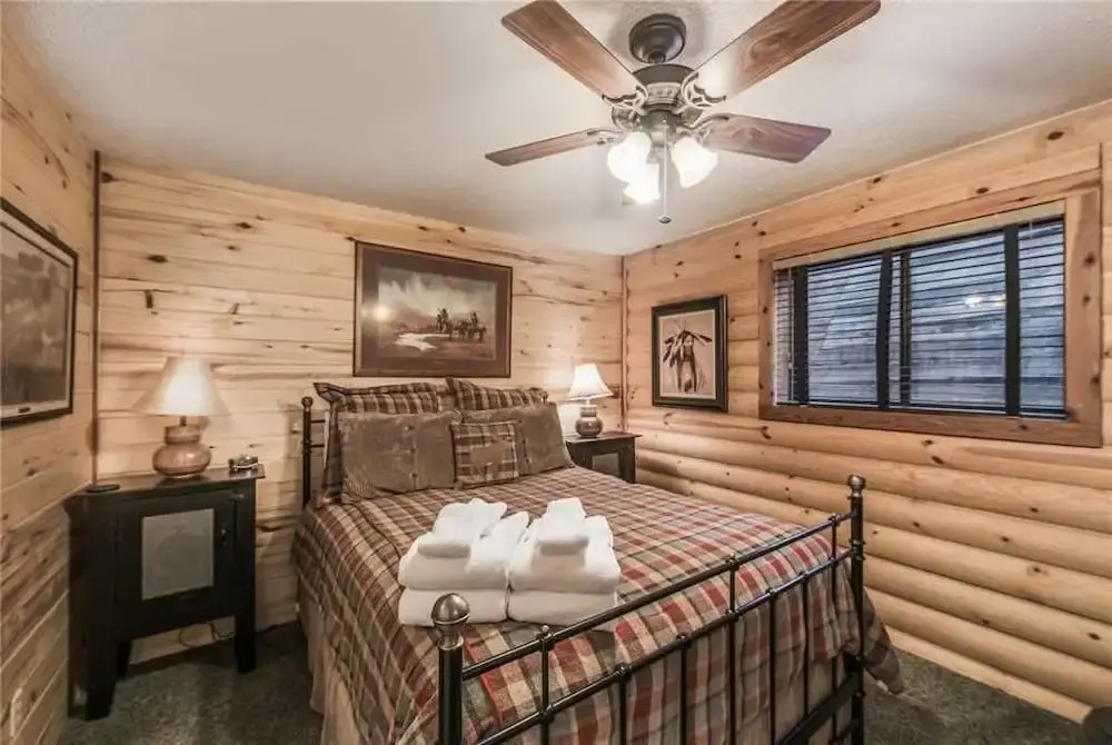 Buffalo Lodge - Seven Bedroom Cabin with Hot Tub