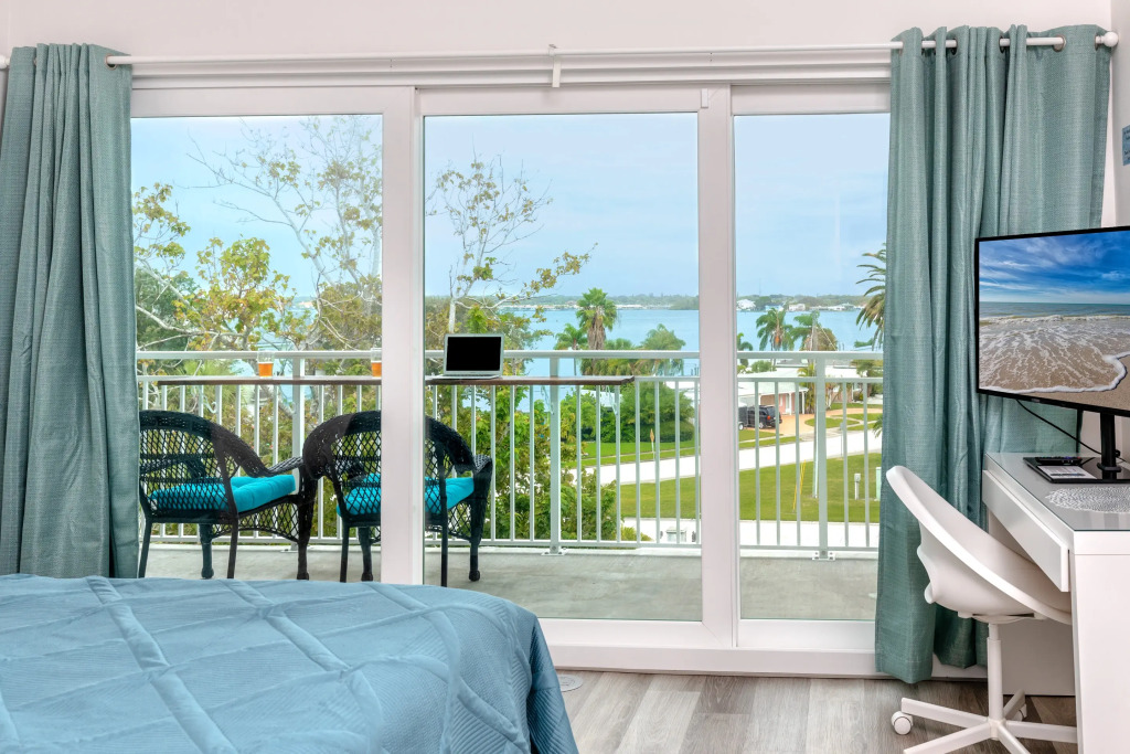 Madeira Beach Penthouse 3/3 Partial Water Views Pool 15305