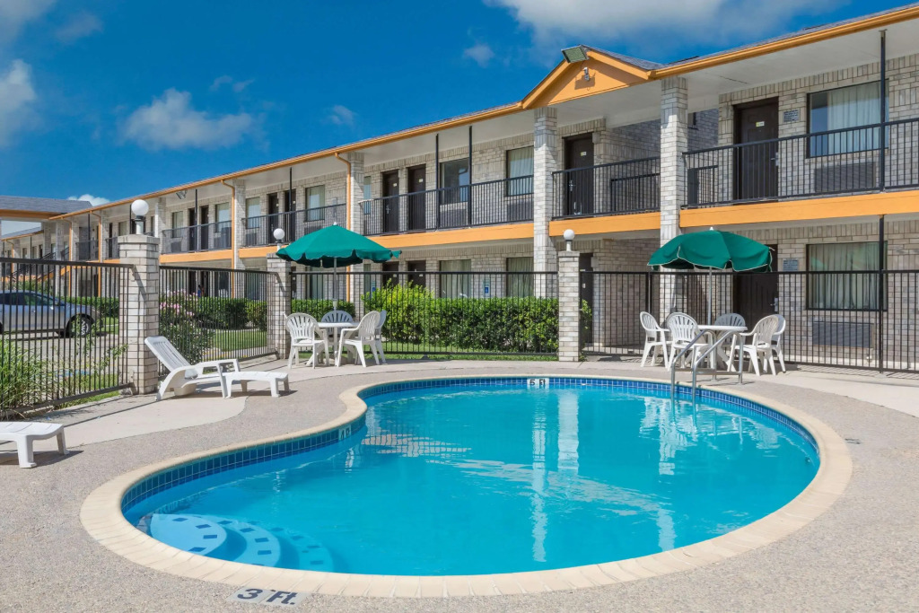 Days Inn by Wyndham San Antonio Southeast Frost Bank Center