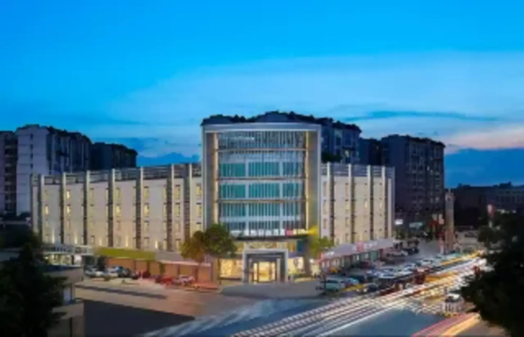 Fengyue Light Fashion Hotel (Guangzhou Baiyun Airport Renhe Metro Station Branch)