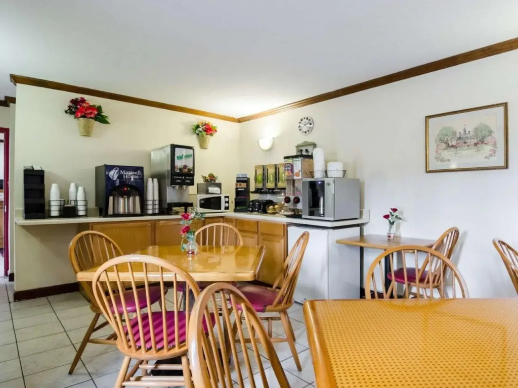 Econo Lodge Colonial