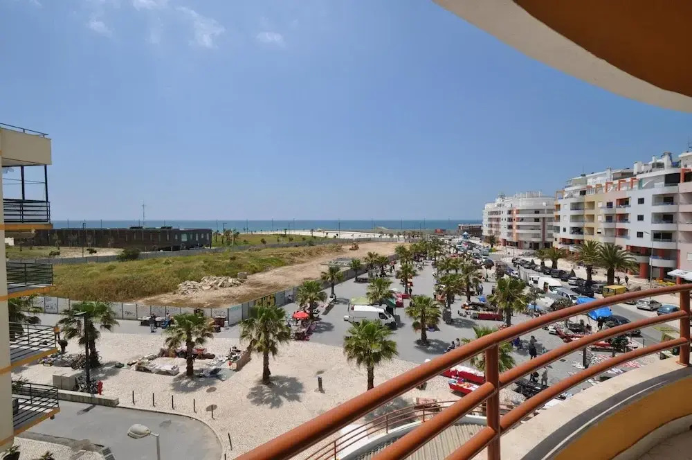 Apartment With Large Balcony and sea View