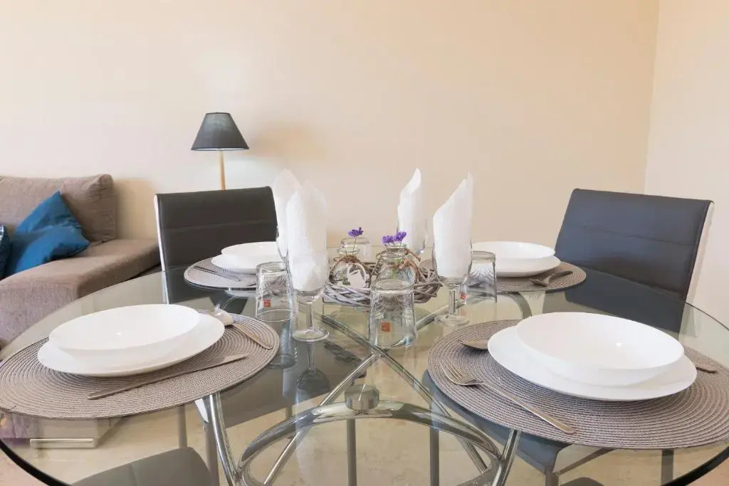 2197-Superb 2bedrooms in residence with pool!