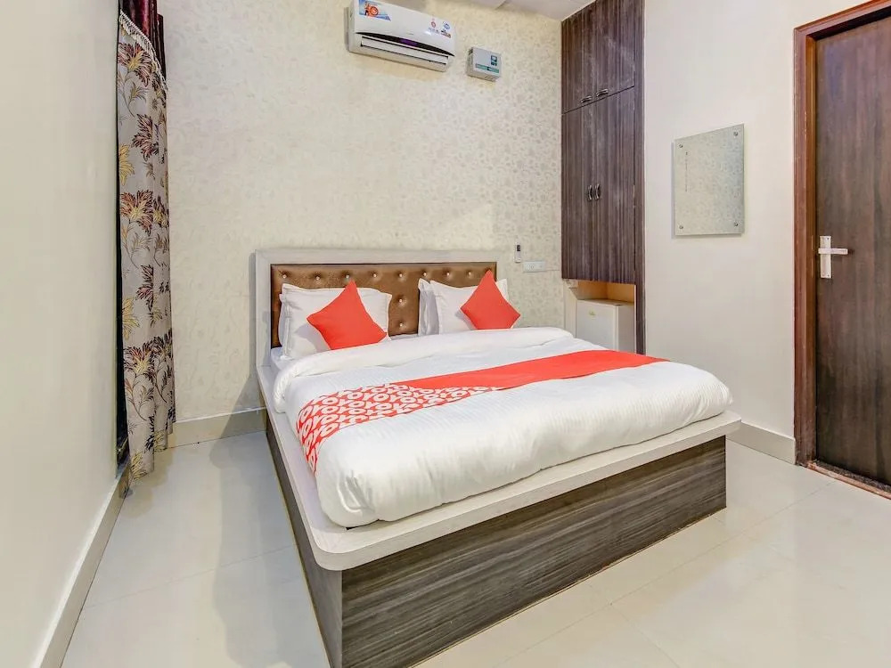 OYO 28040 Hotel Cg Inn