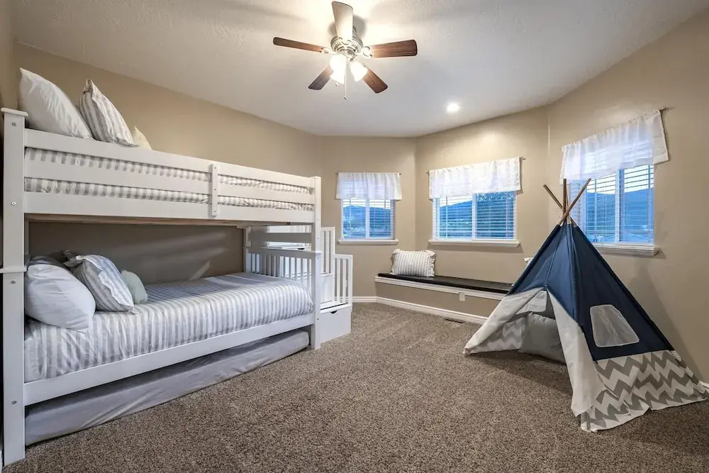 Family Fun Property Between Bear Lake Marina and Raspberry Square, Multiple Game Rooms, Sleeps 32, All New Furniture