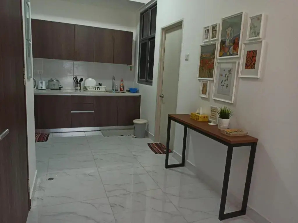 Zulanie Suite Troika Residence, SPACIOUS AND COZY WITH POOL, Free Wifi & Netflix in Golden Triangle of Kota Bharu