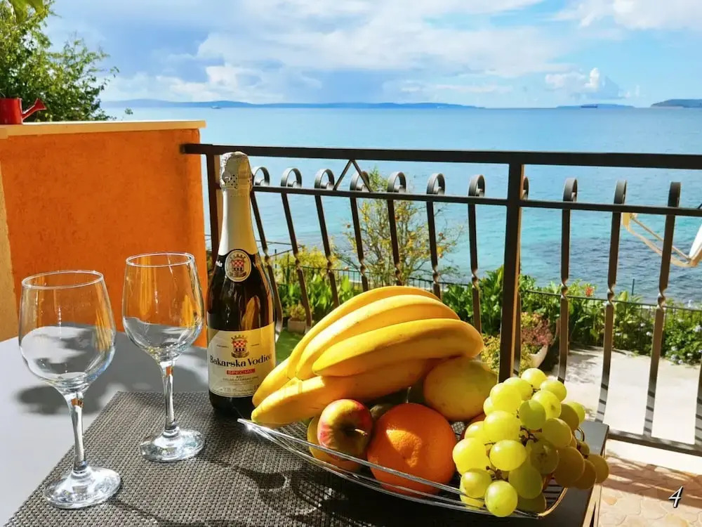 A4 Beachfront apt With big Terrace and sea View