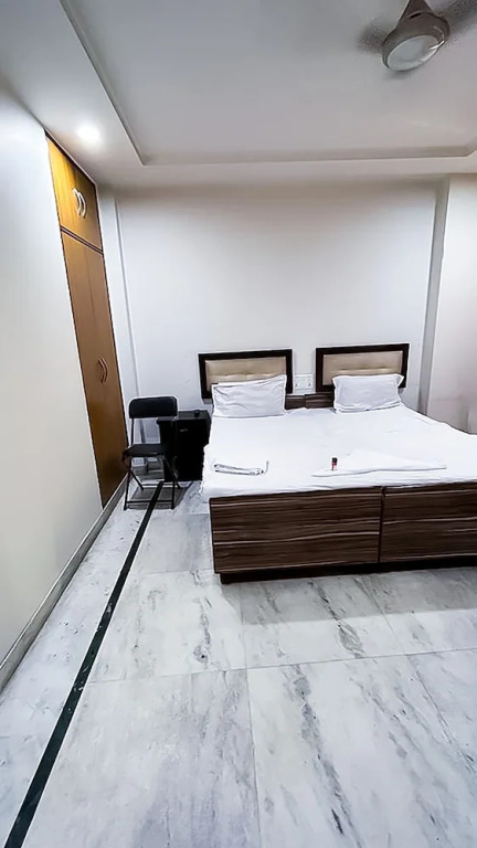 Roomshala 142 Bed Chamber South ex