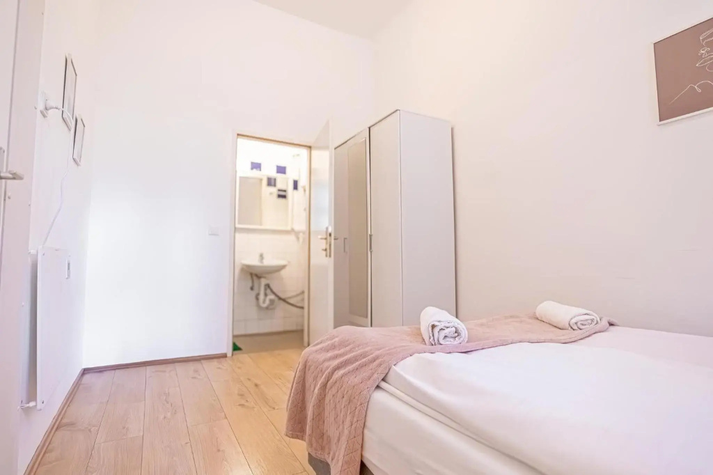 Comfortable 2BR Apt. Central and Well Connected