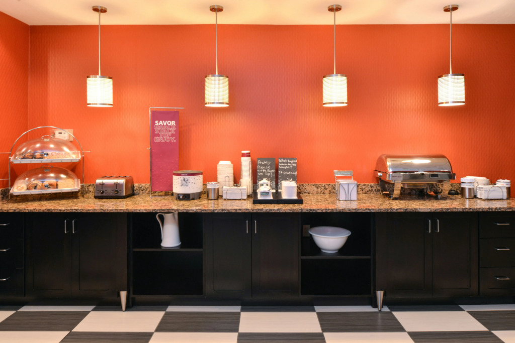 Hampton Inn & Suites - Coors Road
