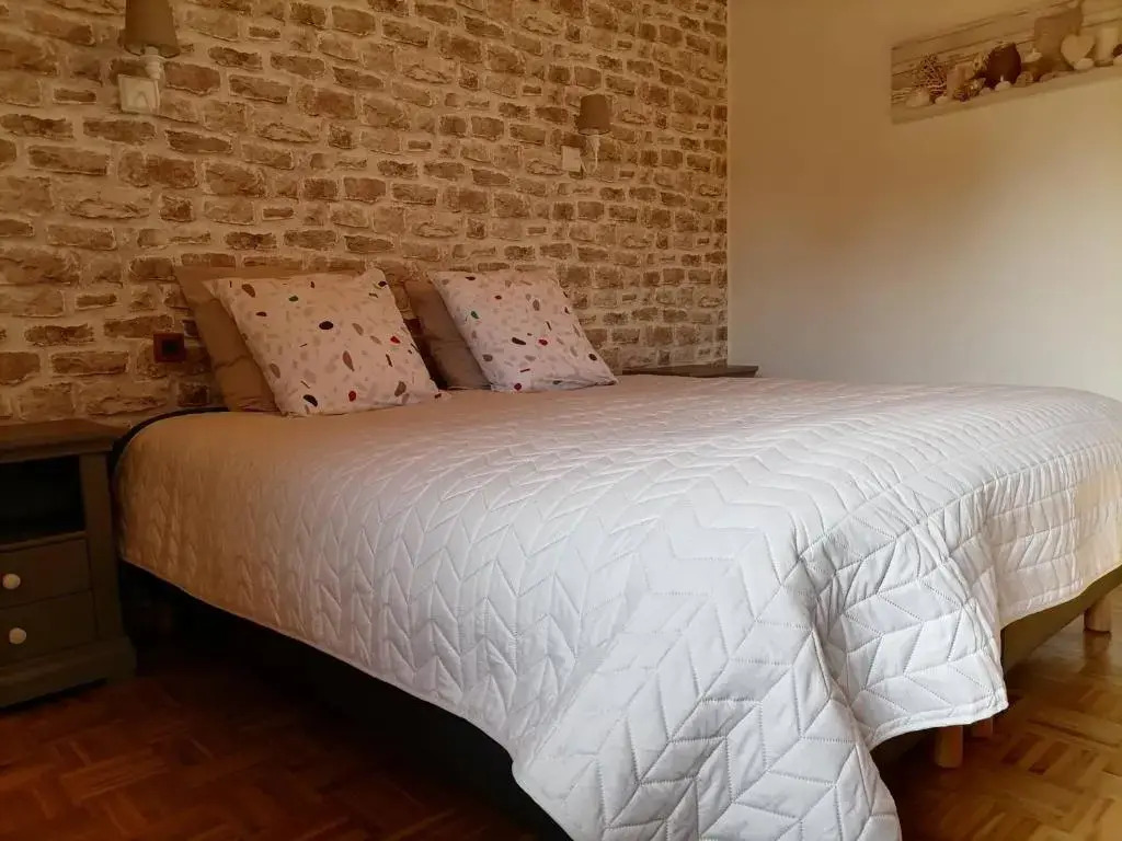 Gîte en campagne rénové avec cheminée, grands jardins, WiFi, près dun village médiéval. - FR-1-410-334
