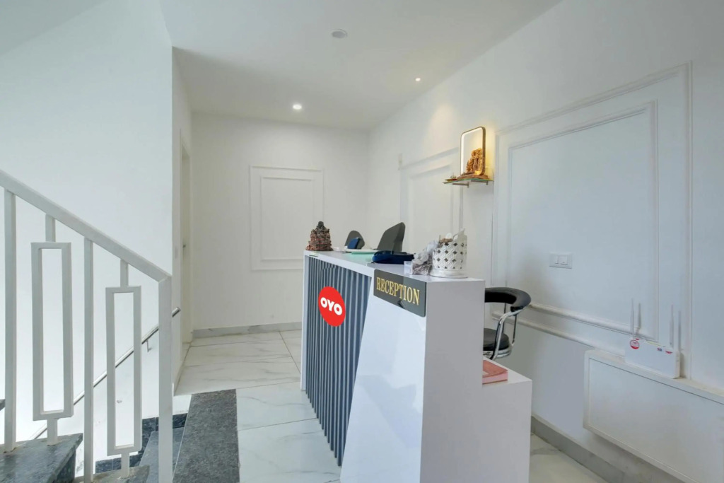 OYO Flagship 80590 Sky White House
