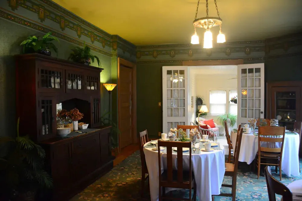 Looking Glass Inn
