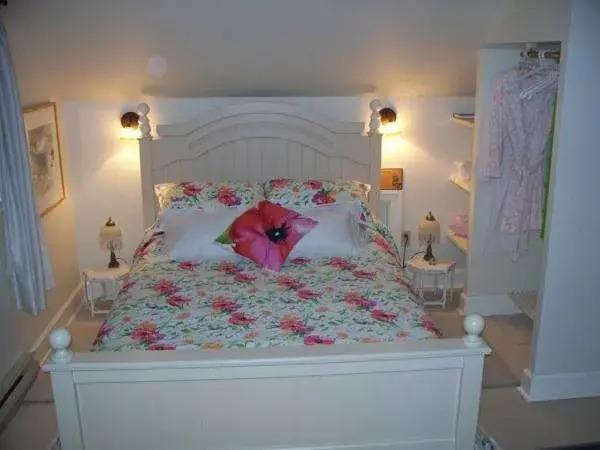 Charm of Qualicum Bed and Breakfast
