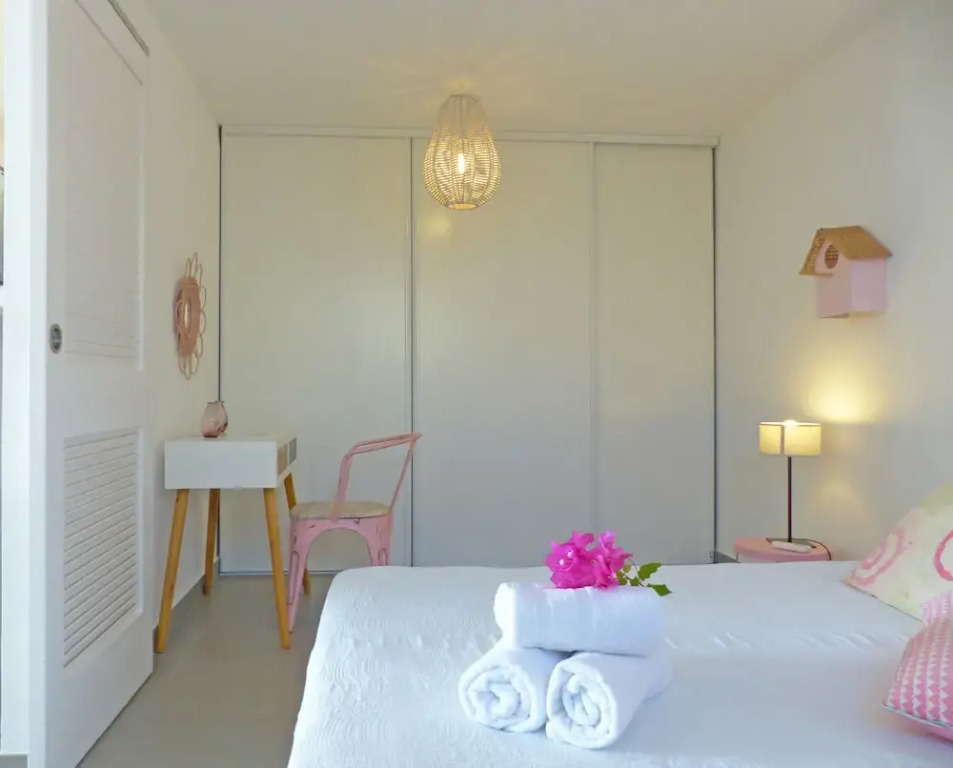 LA BOHEME, résidence de 5 appartements avec piscine, vue océan, Petite Ile