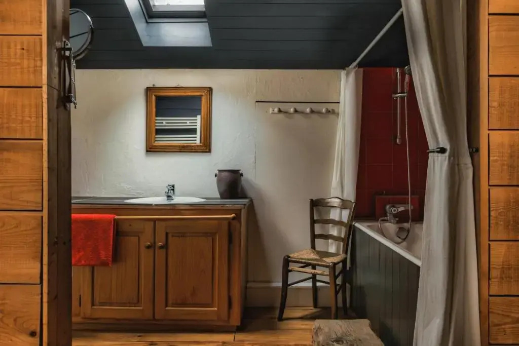 4BR Traditional Chalet BBQ + Fireplace + View