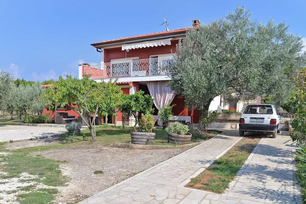 Apartment 684