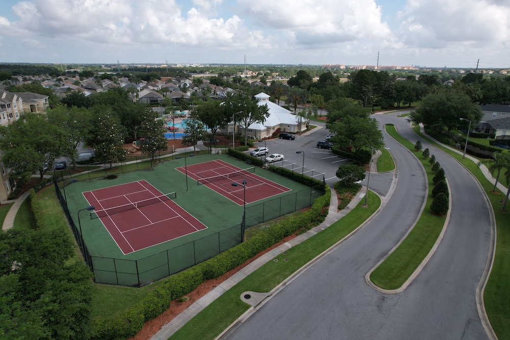 Windsor Palms Townhome With Wifi, AC, Screened Patio, Pool, hot Tub, & Tennis