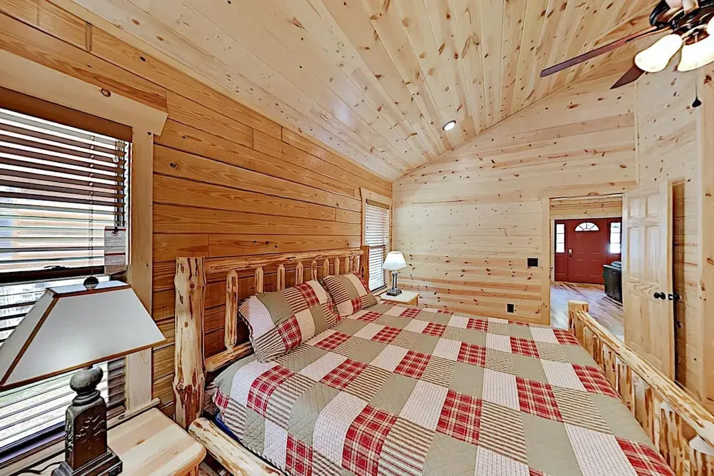 Southern Comfort: All-suite Getaway W/ Hot Tub 2 Bedroom Cabin