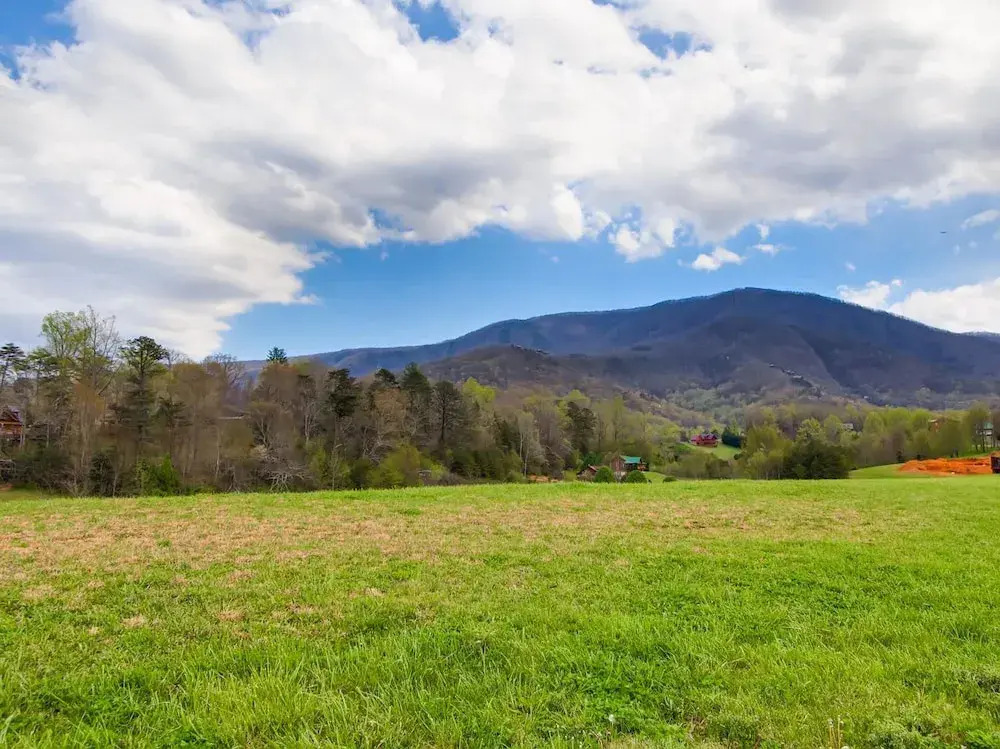 Mountain Breeze 5 Bedrooms 3 Bathrooms Cabin