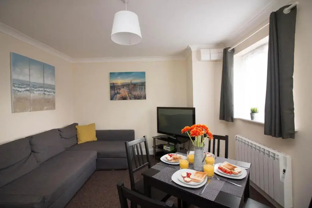 Stayzo Penthouse Accommodation 1- Premier Lodge