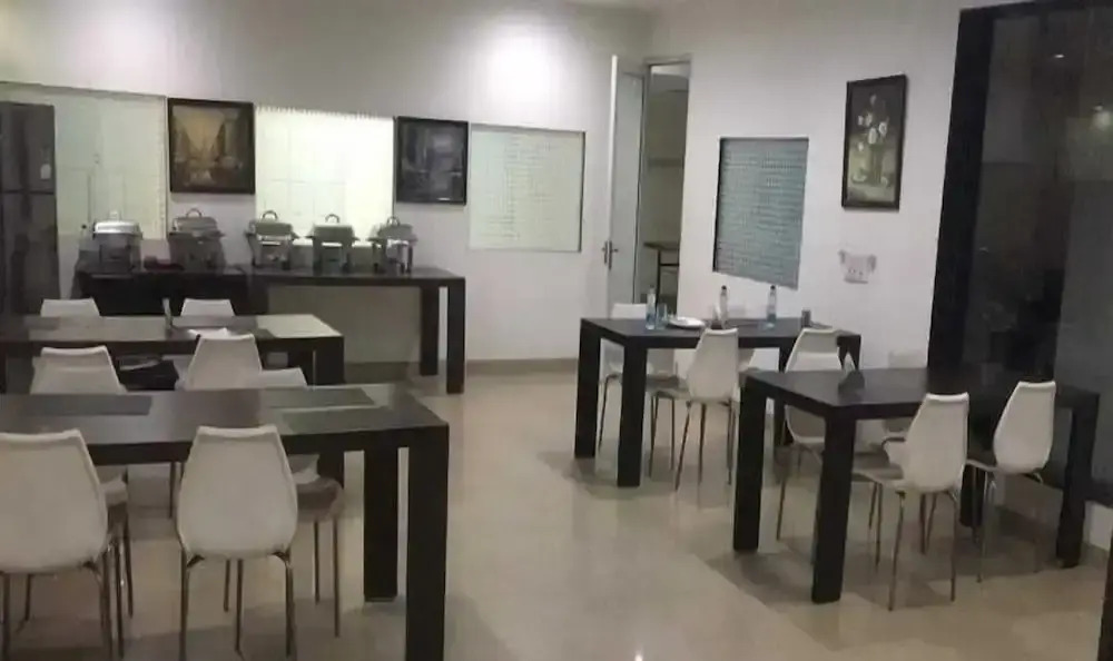 Hotel Blue Neck Hudda City Centre Fortis Hospital