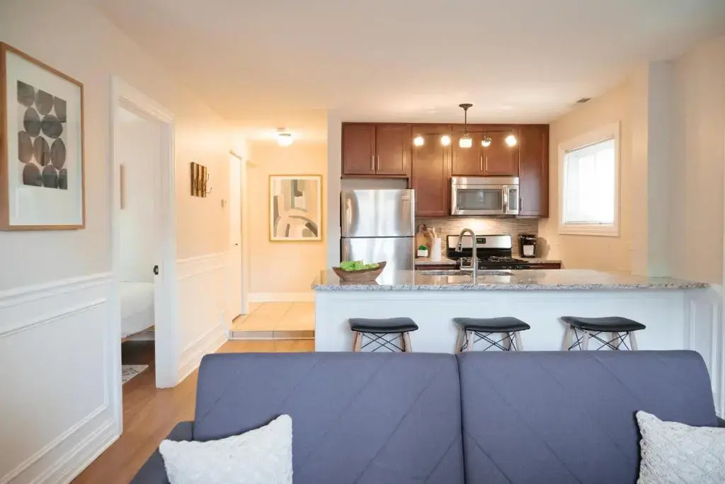 Cozy, Stylish 2BR Apt near O'Hare Int'l Airport
