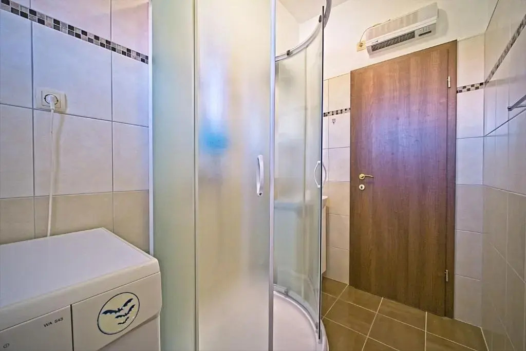 Apartment Pavo-80m from beach