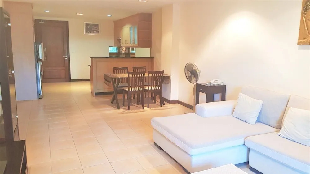Lovely 2-bed Apartment in Pratumnak With Pool View