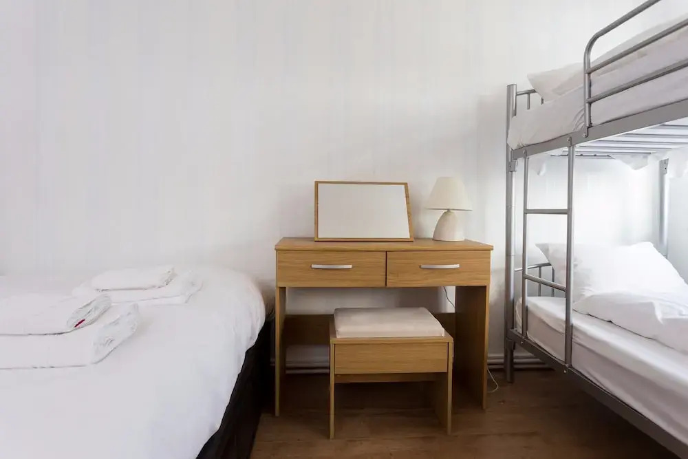 4 Bedroom Apartment in Shepherd's Bush Accommodates 10