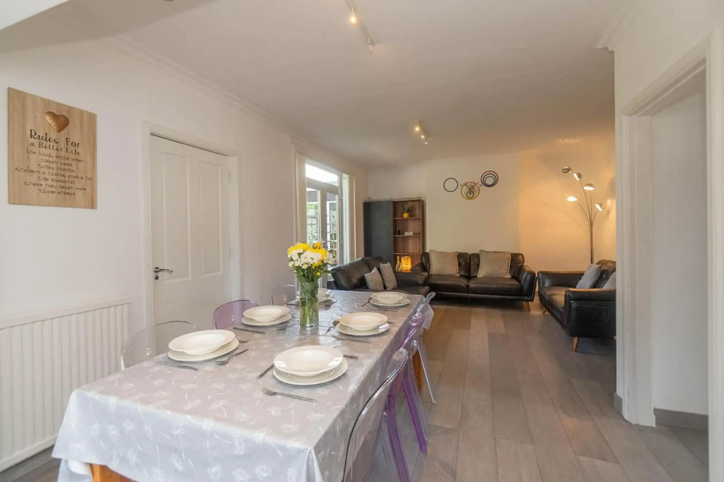 Find "DWELLCOME HOME Ltd" site for 10oo10 assurance from past guests FIVE DOUBLE Bedroom House with 6 beds, 1 King, 3 doubles, 1 small double, 1 single, 100Mbps broadband, drive parking for 2-3 vehicles, free street parking, Miles better than a hotel