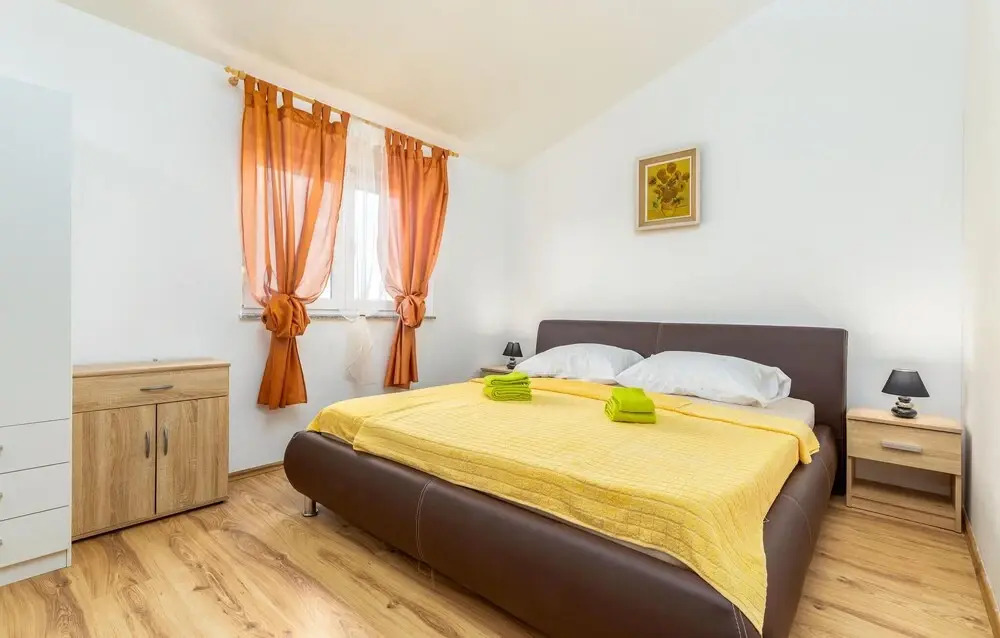 Four-Bedroom Holiday Home In Valbandon