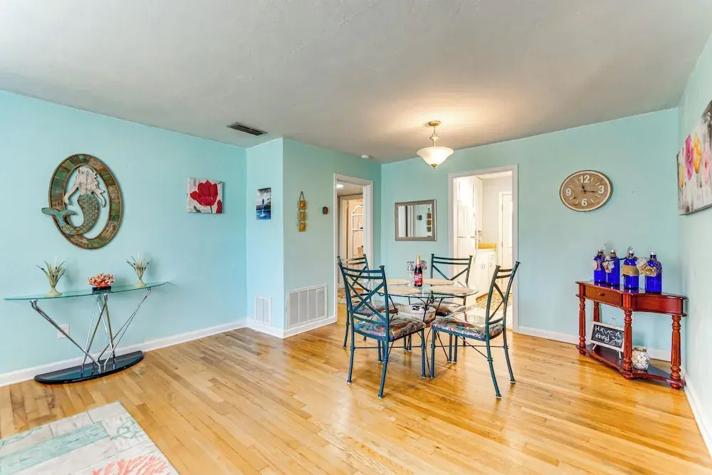 Walk to Beach: Fort Walton Coastal Retreat