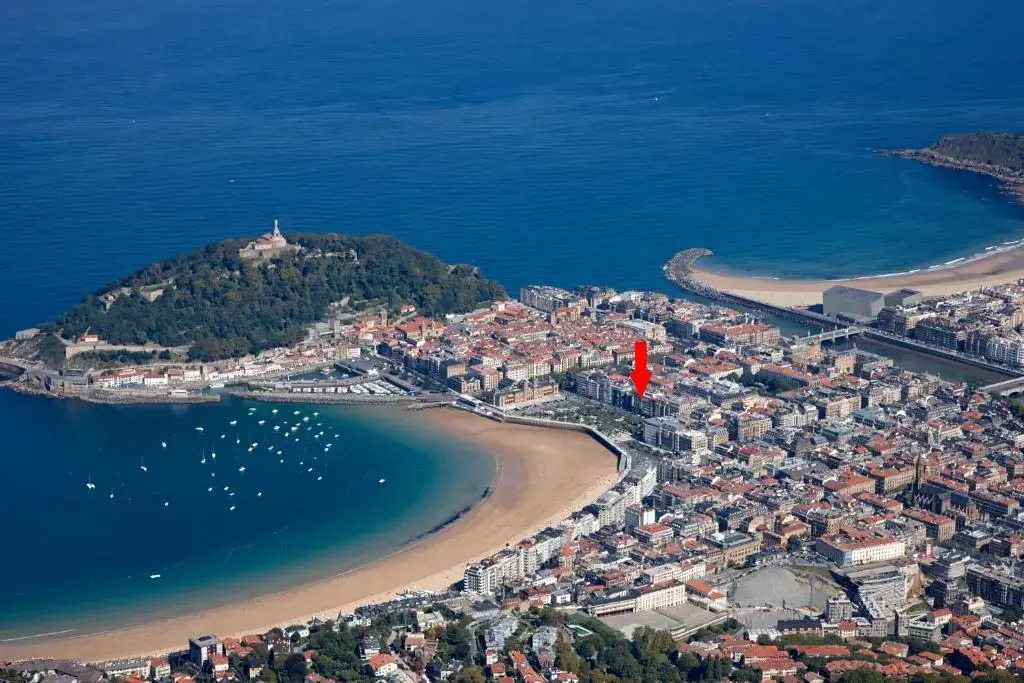 Playa de la Concha 10 by Feelfree Rentals