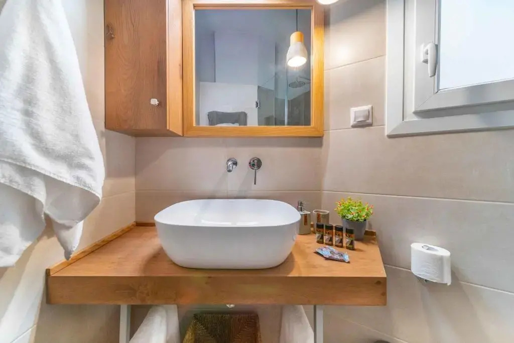 Suites 05-06 - Smart Cozy Suites - Large 2 bedroom, near Athens and metro