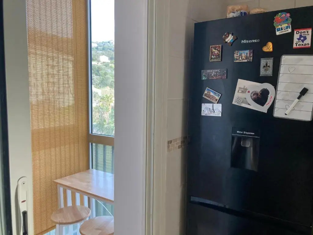 Location chambre avec salle de bain et partie commune Mountain View & Sea View renting 1 of 3 bedrooms with shared common space 3 bdrm apt not 1 bdrm plus clime ou ac