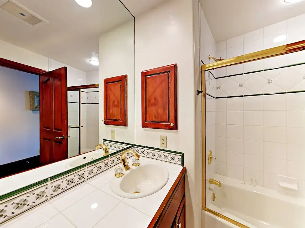 31 Avondale #105 - 3 Br Condo