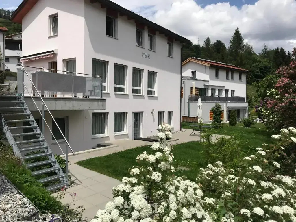 Chasa Aquileia Scuol - Bergblick, Komfort, 6 Pers, zentral, Terrasse, Gratis Parken, Wlan