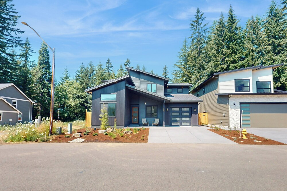 5BR Home w/ Nearby Lake, A/C & Private Backyard